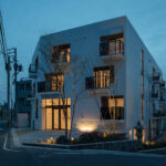 建築設計事務所SENSUOUS Inc.が手掛けた音楽家の集まるマンション「Grande Souche Kamiyashiro」のライトアップされたエントランス外観