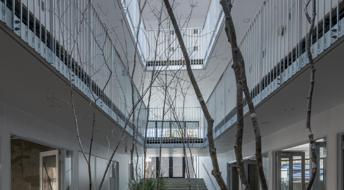 音楽家の集まるマンション「Grande Souche Kamiyashiro」のイベントスペースにもなる中庭